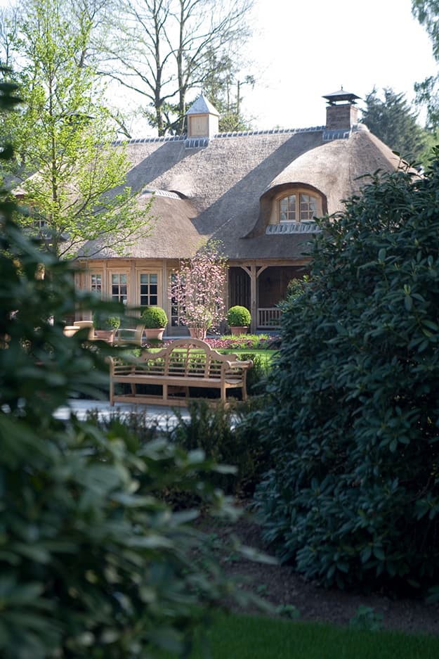 Beringhem B.V. bedrijfspand door bomen