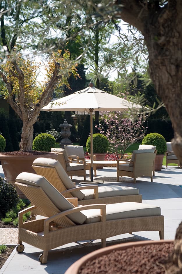 Beringhem B.V. terras bij het zwembad